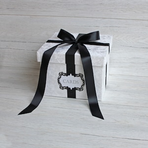 Boîte personnalisée d’argent pour le mariage ~ titulaire personnalisé de carte de mariage ~ Grande boîte blanche de carte de velours avec des rubans noirs et une fente