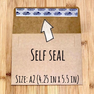 以下が含まれることがあります： 白い矢印が上を指す茶色の自己粘着封筒。「SELF SEAL」の文字が矢印の下に印刷されています。サイズはA2で、10.8 cm x 14 cmです。