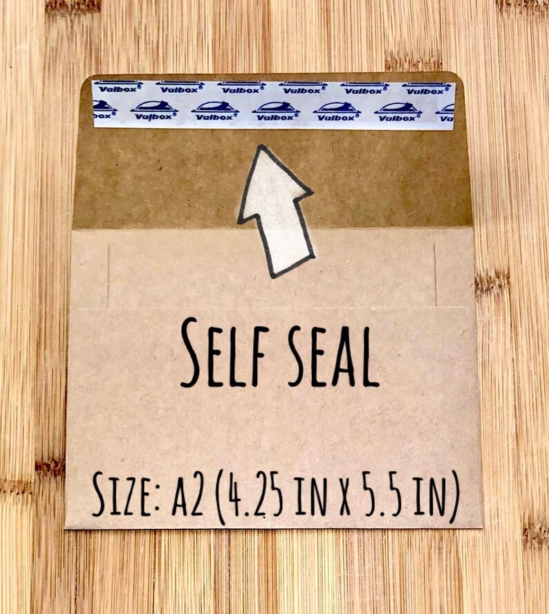 以下が含まれることがあります： 白い矢印が上を指す茶色の自己粘着封筒。「SELF SEAL」の文字が矢印の下に印刷されています。サイズはA2で、10.8 cm x 14 cmです。