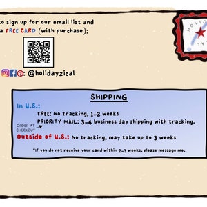 以下が含まれることがあります： 手描きのスタイルのポストカードで、テキストとグラフィックが描かれています。テキストには「メールリストにサインアップして、無料カード（購入付き）を入手してください」と書かれています。QRコードとソーシャルメディアのアイコンも表示されています。ポストカードには赤い星のスタンプが付いています。