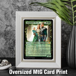 Könnte beinhalten: Eine benutzerdefinierte Magic: The Gathering-Karte mit einem Familienporträt. Die Karte trägt den Titel "Greenwood Royals" und hat ein grün-schwarz-goldenes Farbschema. Der Text auf der Karte lautet: "Legendäre Kreatur - Menschliche Adlige. Wachsamkeit, Hexensicher. Wenn Greenwood Royals ins Spiel kommt, wirst du zum Monarchen. Wann immer Greenwood Royals angreift, kann eine Zielkreatur in diesem Zug nicht blocken. Wenn du der Monarch bist, können Kreaturen in diesem Zug nicht blocken. "In der Umarmung des Waldes wächst unser Stammbaum stark."