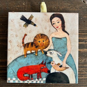 Könnte beinhalten: Eine farbenfrohe Illustration einer Frau in einem blauen Kleid, umgeben von Tieren. Ein roter Fuchs, ein weißer Hund, ein Tiger und ein Vogel schauen alle die Frau an. Der Hintergrund ist hellbraun mit weißen Flecken.