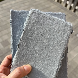 A7, 7 x 5, cartoncino grigio, cartoncino grigio cemento, carta con bordo frastagliato, inviti grigi, cartoncini grigi, carta fatta a mano grigia, carta fatta a mano