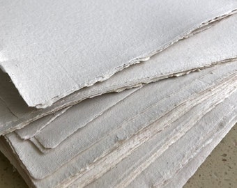 Papel artesanal de borde irregular de 8,5 x 11 pulgadas, cartulina color blanco roto.