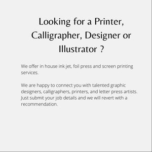 Op de afbeelding: Tekst op een witte achtergrond die luidt: &bdquo;Op zoek naar een printer, een kalligraaf, een ontwerper of een illustrator? We bieden in-house inkjet-, folie- en zeefdrukservices aan. We helpen je graag met het vinden van getalenteerde grafische ontwerpers, kalligrafen, printers en letterpress-artiesten. Stuur gewoon je klusdetails in en we zullen met een aanbeveling terugkomen.&ldquo;