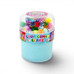 Könnte beinhalten: Ein durchsichtiger Kunststoffbehälter gefüllt mit hellblauem Schleim, garniert mit bunten Gummibärchen, Pompons und anderen kleinen Dekorationen. Der Behälter trägt die Aufschrift "Sour Gummy Bears".