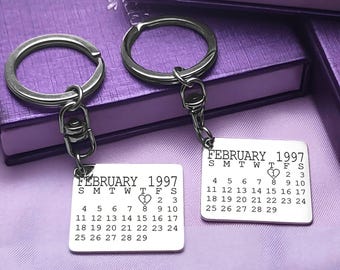 Personalisierte Kalender-Schlüsselanhänger im Zweier-Set, Individuell Graviertes Datum, Jubiläumsgeschenk für Paare