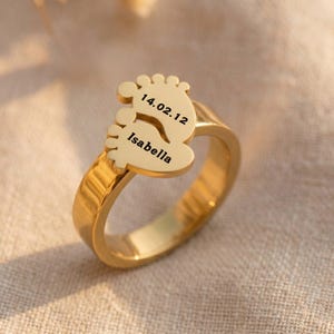 Anello con Piedini di Neonato Personalizzato, Nome e Data Incisi, Regalo Ricordo per la Mamma