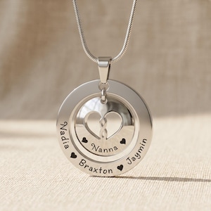 Personalisierte Infinity Dome Halskette, Individuell Gravierter Familiennamen-Anhänger, Geschenk für Mama