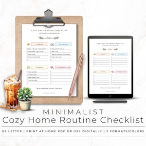 Könnte beinhalten: Ein Klemmbrett mit einer Checkliste mit dem Titel "Cozy Day at Home Checklist" und ein Tablet, das dieselbe Checkliste anzeigt. Die Checkliste ist in die Abschnitte Morgen, Nachmittag, Abend und "Ich bin dankbar für" unterteilt. Ein Stift, ein Glas Eiskaffee und eine kleine Topf-Sukkulente sind ebenfalls zu sehen.