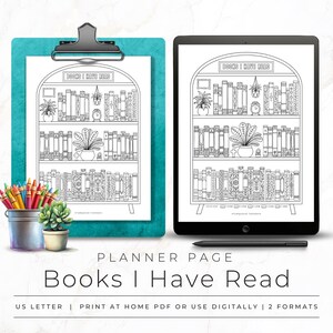 Può includere: Una pagina di pianificazione in bianco e nero intitolata "Books I Have Read" con un design a libreria. L'immagine è visualizzata su un appunti e un tablet. Un portapenne con pastelli colorati e una piccola pianta sono in primo piano.