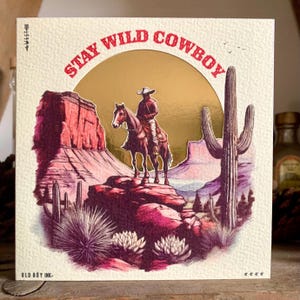 Handgemaakte Stay Wild Cowboy-westernkaart - Gebroken wit, gedempt rood en goud
