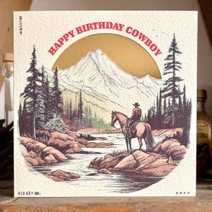 Cartão de feliz aniversário feito à mão estilo cowboy western - ouro branco-sujo