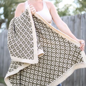 PATRÓN DE MANTA DE GANCHILLO - Patrón de manta de ganchillo entrelazada reversible - Manta de estilo tradicional con diseño de azulejos tejidos y ribete con aspecto de punto