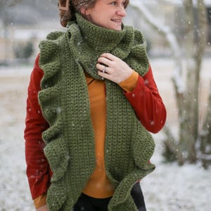CROCHET SCARF PATTERN - Easy Ruffled Crochet Scarf for Beginners using Thick Bulky Yarn