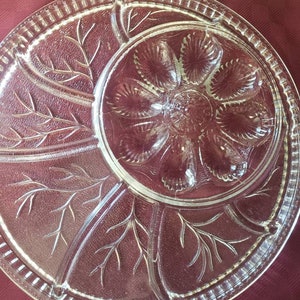 Peut inclure: Un plat de service en verre transparent avec un motif floral et six compartiments individuels. Le plat est parfait pour servir des amuse-gueules, des en-cas ou des trempettes.