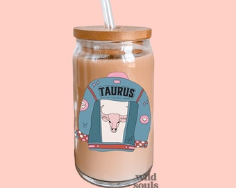 Jaqueta jeans com horóscopo e copo de café gelado: copo de astrologia do zodíaco