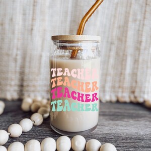 Verre à café glacé de répétition d’enseignant rétro, verre esthétique, tasse arc-en-ciel, canettes en verre de bière, verre minimaliste de café, cadeau d’enseignant, tendance