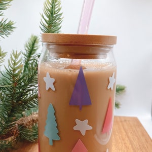 Verre de canette de bière d’arbre de Noël pastel | Verre de Noël | Verre à café glacé, verre esthétique, canettes en verre de bière, Joyeux Noël, Noël rose