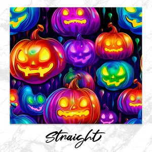 Pu&ograve; includere: Uno schema senza cuciture con zucche luminose e colorate con diverse espressioni facciali. Le zucche sono disposte in uno schema ripetitivo su uno sfondo scuro.