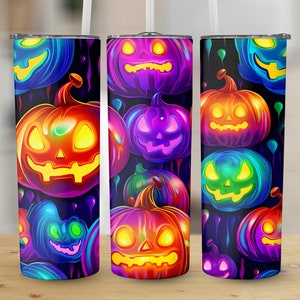 Pu&ograve; includere: Tre bicchieri in acciaio inossidabile con tema di Halloween. I bicchieri sono ricoperti da un motivo di zucche luminose colorate.