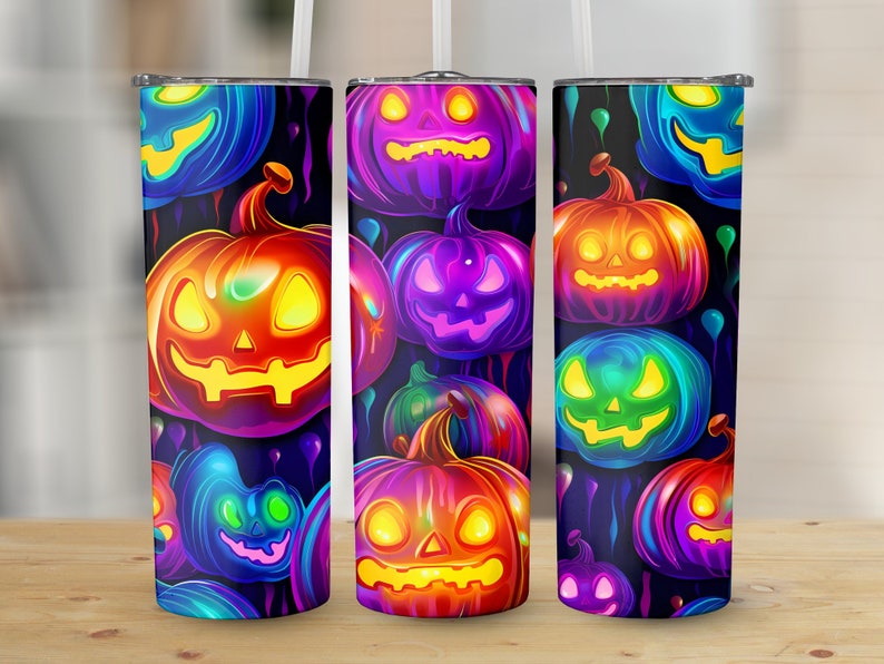 Pu&ograve; includere: Tre bicchieri in acciaio inossidabile con tema di Halloween. I bicchieri sono ricoperti da un motivo di zucche luminose colorate.