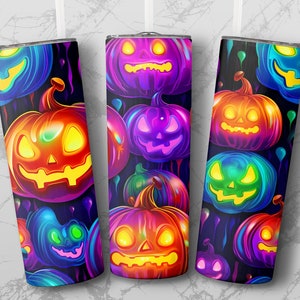 Pu&ograve; includere: Tre bicchieri in acciaio inossidabile a tema Halloween. I bicchieri presentano uno sfondo nero con volti di zucca luminosi e colorati.