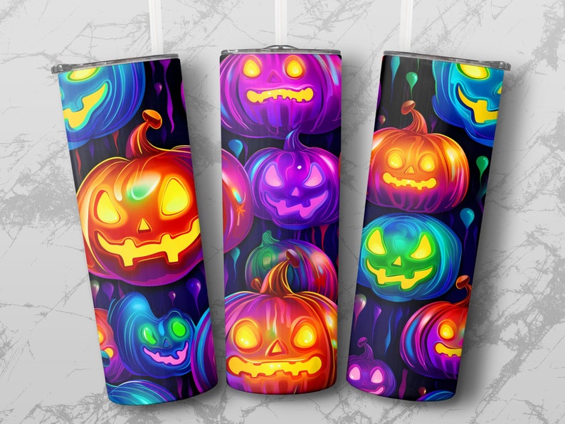 Pu&ograve; includere: Tre bicchieri in acciaio inossidabile a tema Halloween. I bicchieri presentano uno sfondo nero con volti di zucca luminosi e colorati.