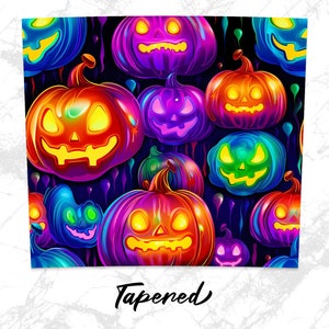 Pu&ograve; includere: Uno schema senza cuciture con zucche luminose e colorate a forma di jack-o'-lantern con diverse espressioni facciali. Le zucche sono disposte in uno schema ripetitivo su uno sfondo scuro.