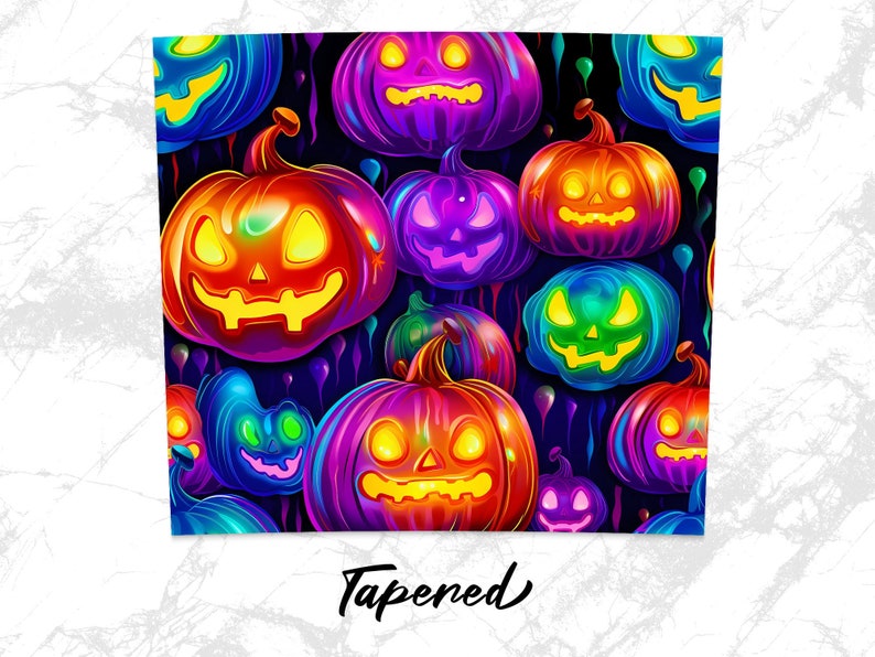 Pu&ograve; includere: Uno schema senza cuciture con zucche luminose e colorate a forma di jack-o'-lantern con diverse espressioni facciali. Le zucche sono disposte in uno schema ripetitivo su uno sfondo scuro.