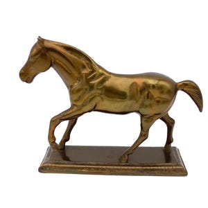 Mosiężna figurka konia z połowy XX wieku