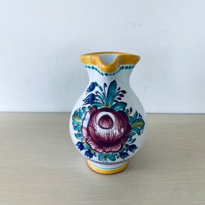 Mycket vacker keramikvas, vit och gul med blommönster