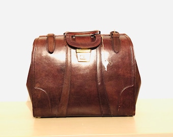 Un grand sac en cuir vintage / sac de médecin / sac de nuit / sac de week-end