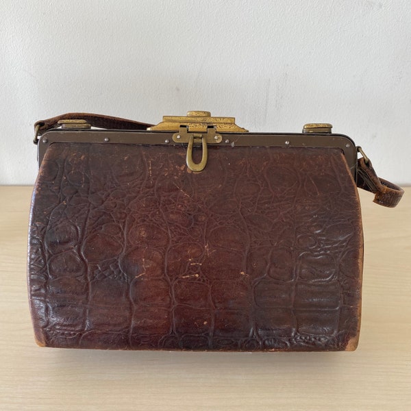 antike Damenhenkelhandtasche, um 1900, braun mit goldenem Verschluss