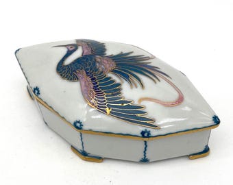 Antique porcelain box, Volksstedt-Rudolstadt, after 1898, white with a bird of paradise, gold decoration