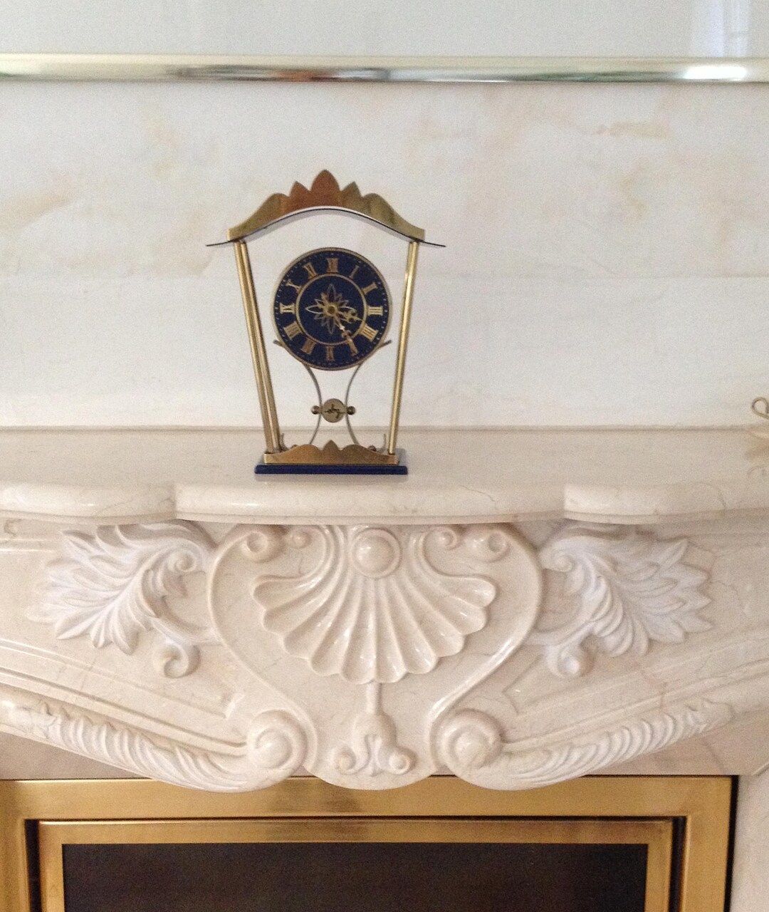 Tisch-Kaminuhr «Pavillon» von ebg im edlen Design 70er deco