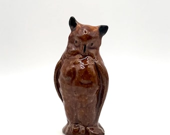 Urocza figurka gablotowa: ceramiczna sowa