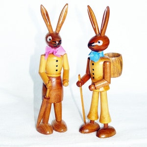 Dos grandes conejitos de Pascua, pareja de conejos, artesanía de Erzgebirge