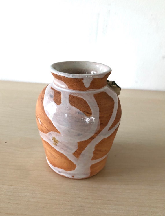 手作りのプラスチックのバラが入った小さな美しい花瓶 - Etsy 日本
