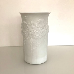 Large AK KAISER bisque porcelain vase - stylized blossoms / floral decor! P95