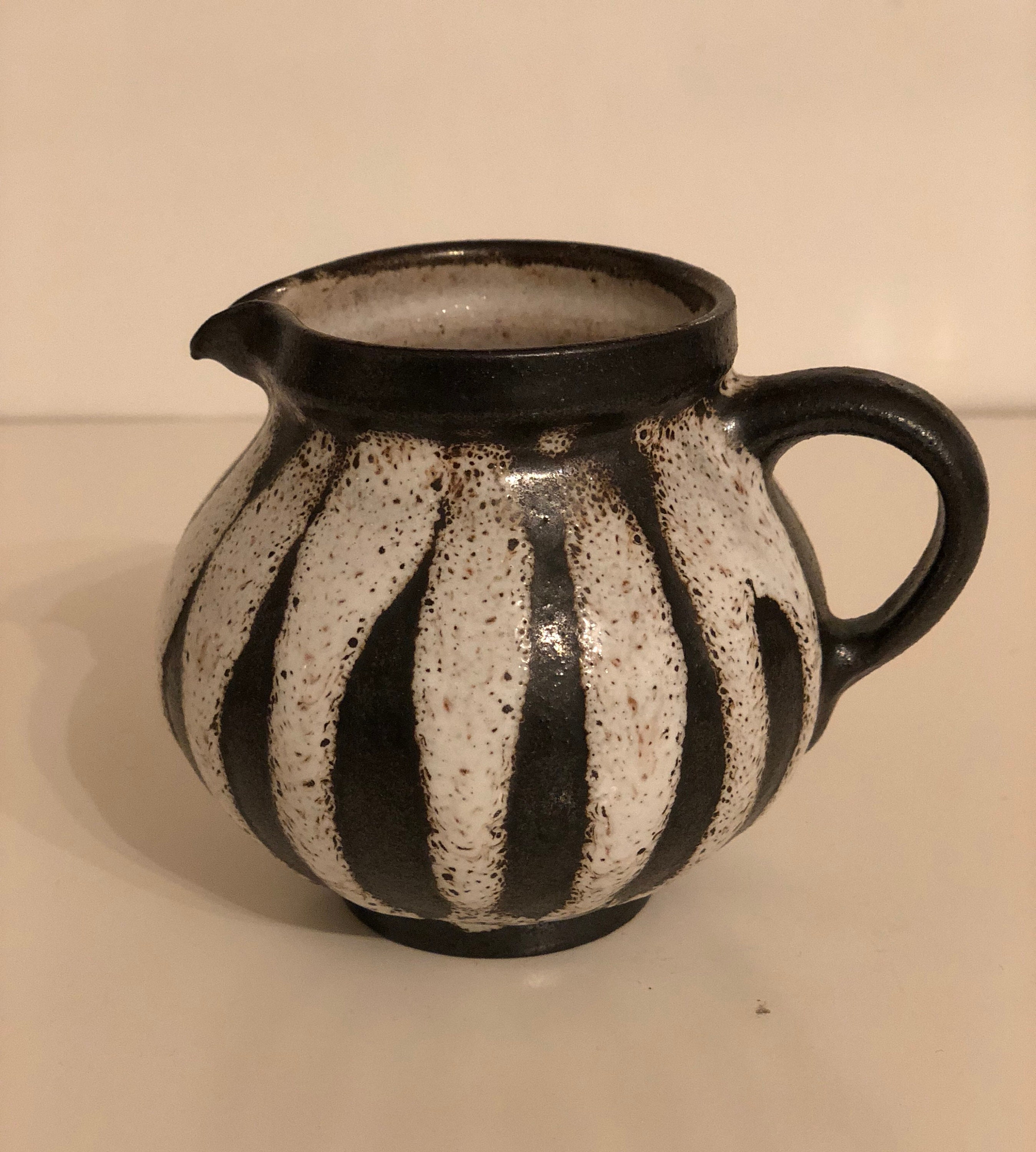 kleines zauberhaftes Keramikkännchen, Keramikvase, Keramikkrug, braun weiß, handbemalt
