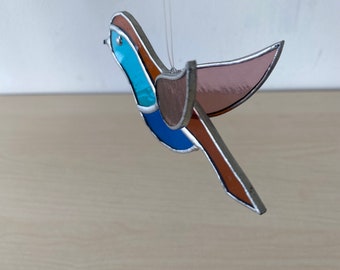 kleiner Vogel aus Glas, in Tiffeanytechnik gefertigt, zum aufhängen