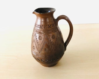 Vintage shapely little brown ceramic vase, with scratch décor 50s