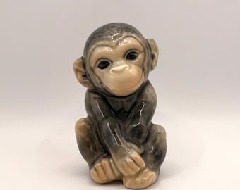 Porcelanowa małpka Goebel z uroczą buzią