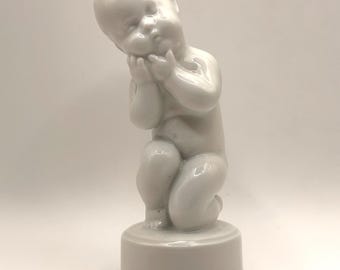 Urocza figurka dziecka z Royal Copenhagen, biała porcelana