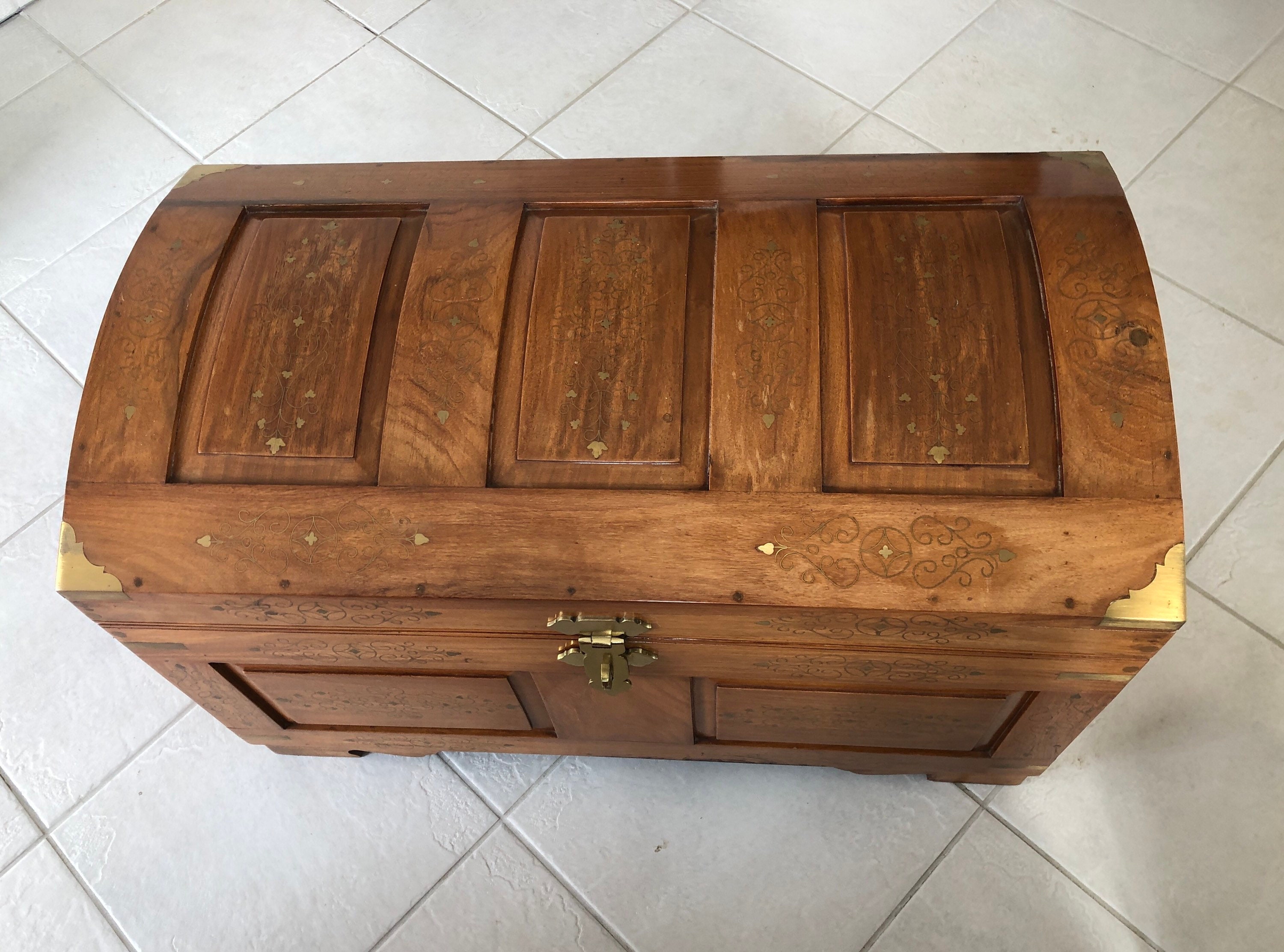 Hermoso cofre de madera maciza con incrustaciones de latón | Etsy