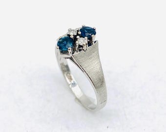 Elegant white gold ring with sapphires and diamonds