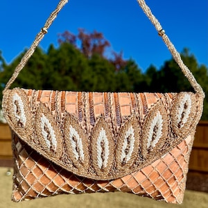 Bolso de mano con cuentas de color melocotón y detalles dorados hecho a mano / Elegante bolso de noche con diseño de hojas / Perfecto para bodas y eventos especiales / Regalo para mujeres
