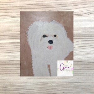 Può includere: Dipinto di un cane bianco con la lingua rosa che sporge. Il cane guarda lo spettatore. Il dipinto è su uno sfondo marrone. La firma dell'artista è nell'angolo in basso a destra.