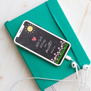 K&ouml;nnte beinhalten: Ein Telefonbildschirm zeigt ein motivierendes Zitat auf einem schwarzen Tafelhintergrund. Das Zitat lautet "Mit Gott ist alles m&ouml;glich!" mit einer kleinen Sonne, einem Herzen und Blumen, die um den Text gezeichnet sind. Der Bibelvers "Matth&auml;us 19,26" ist ebenfalls enthalten.